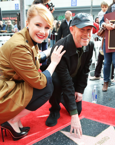 359288_2015-12-10_Bryce-Dallas-Howard_Ron-Howard_Los-Angeles-California_Hollywood-Walk-Of-Fame.jpg