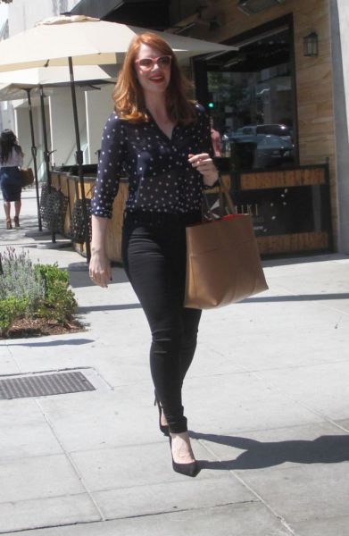 Bryce-Dallas-Howard-in-Black-Jeans-for-Shopping-in-Beverly-Hills-1.jpg