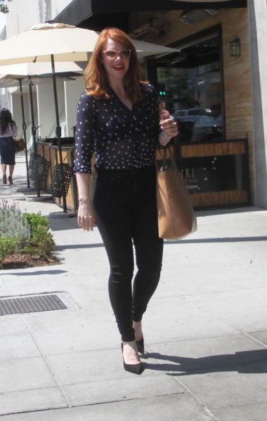 Bryce-Dallas-Howard-in-Black-Jeans-for-Shopping-in-Beverly-Hills-2.jpg