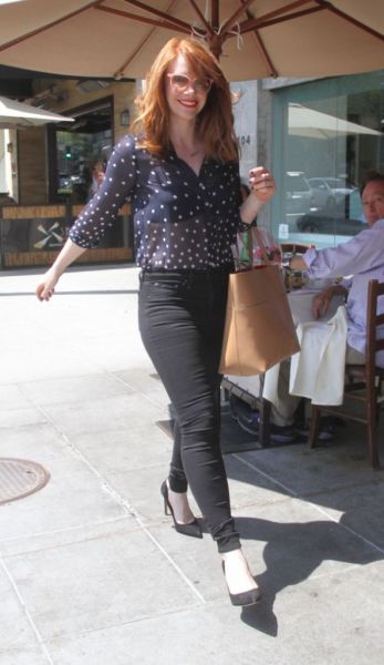 Bryce-Dallas-Howard-in-Black-Jeans-for-Shopping-in-Beverly-Hills-83.jpg