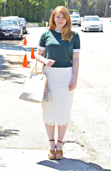 Bryce-Dallas-Howard_-Arriving-to-The-in-Style-Gifting-Suite--01.jpg