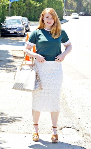 Bryce-Dallas-Howard_-Arriving-to-The-in-Style-Gifting-Suite--02.jpg