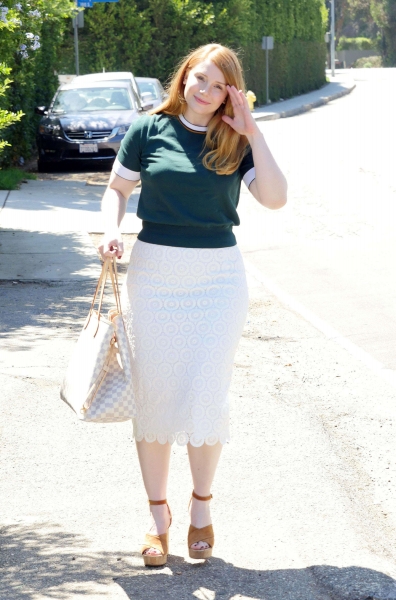 Bryce-Dallas-Howard_-Arriving-to-The-in-Style-Gifting-Suite--03.jpg