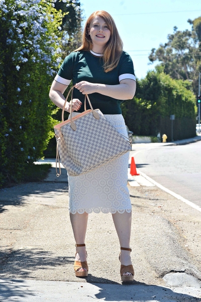 Bryce-Dallas-Howard_-Arriving-to-The-in-Style-Gifting-Suite--121.jpg