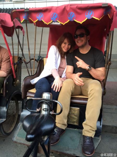 He-his-Jurassic-World-costar-Bryce-Dallas-Howard-took-rickshaw.jpg