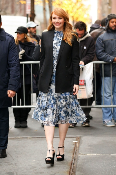 bryce-dallas-howard-arrives-at-abc-studios-in-new-york-01-18-2017_5.jpg