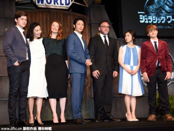 bryce-dallas-howard-brings-jurassic-world-to-japan-20.jpg