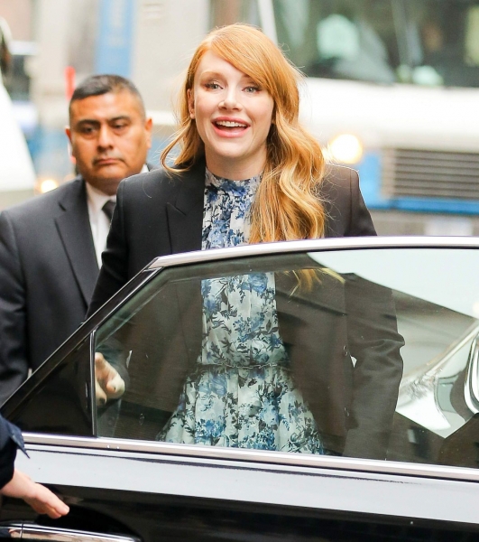 bryce-dallas-howard-outside-of-her-new-york-hotel-_14.jpg