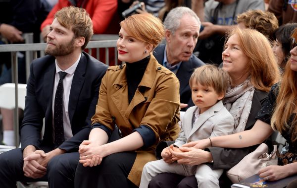 bryce-dallas-howard-ron-howard-honored-with-hollywood-walk-of-fame-star-hollywood-boulevard-in-hollywood-121015-23.jpg