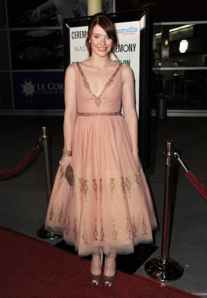 bryce_dallas_howard_ceremony_premiere_los_angeles_22march2011_14_00yYTBu_sized.jpg