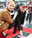 359288_2015-12-10_Bryce-Dallas-Howard_Ron-Howard_Los-Angeles-California_Hollywood-Walk-Of-Fame.jpg