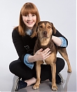 Bryce_Dallas_Howard_poses_with_an_adoptable_dog.jpg